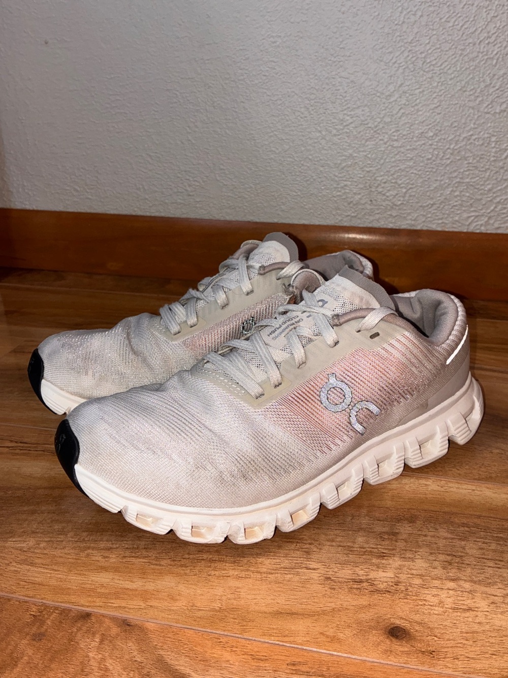 On Cloud 6 Women’s Push Athletic Running Sneakers, pearl/sandstone- size 8.5